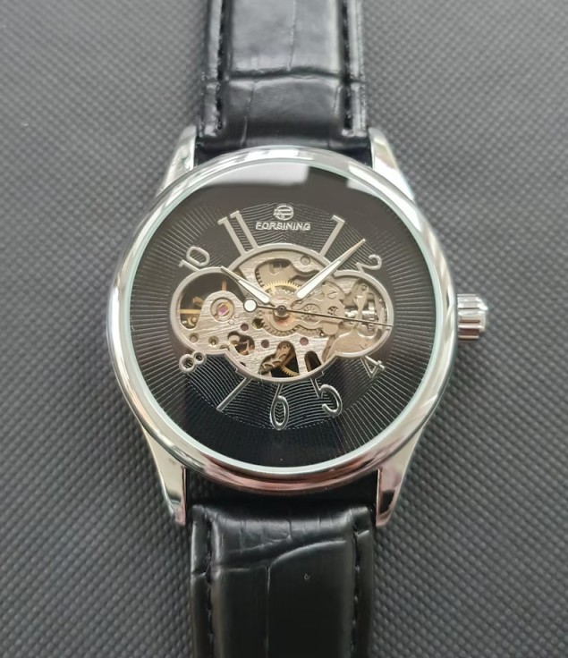 Montre créative noire en acier et cuir pour homme idéale en soirée