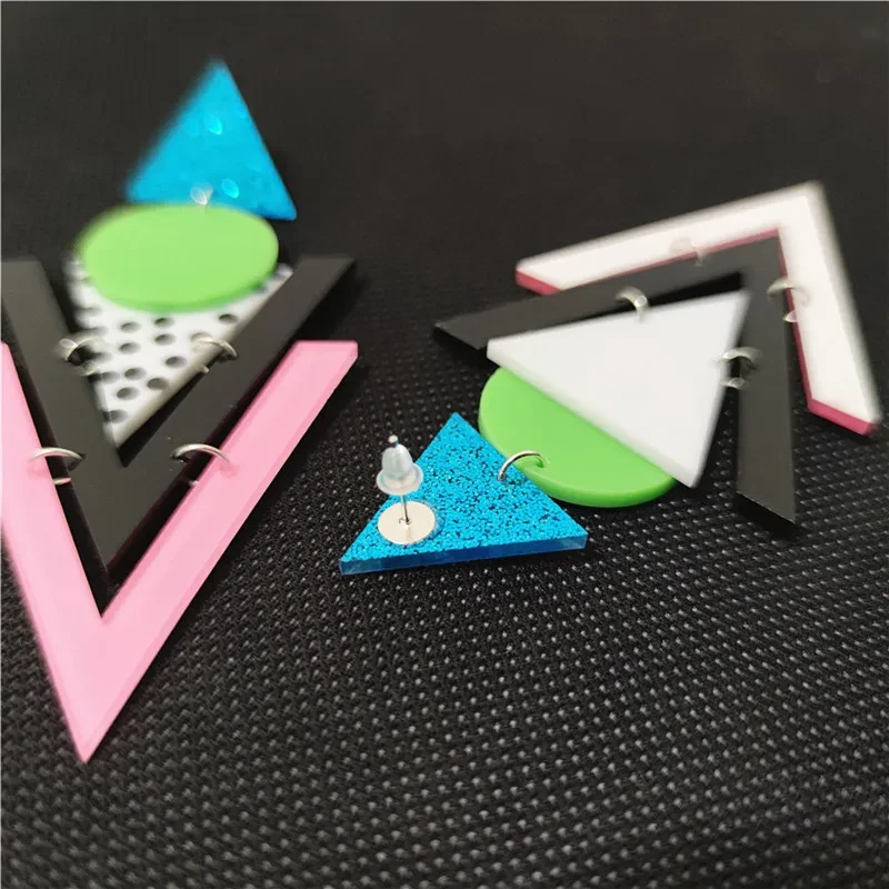 Pendientes Retro Geométricos Años 80 Largo Colgante Triángulos Tachuelas Plástico Grande Años 80 Foto 4 de 4