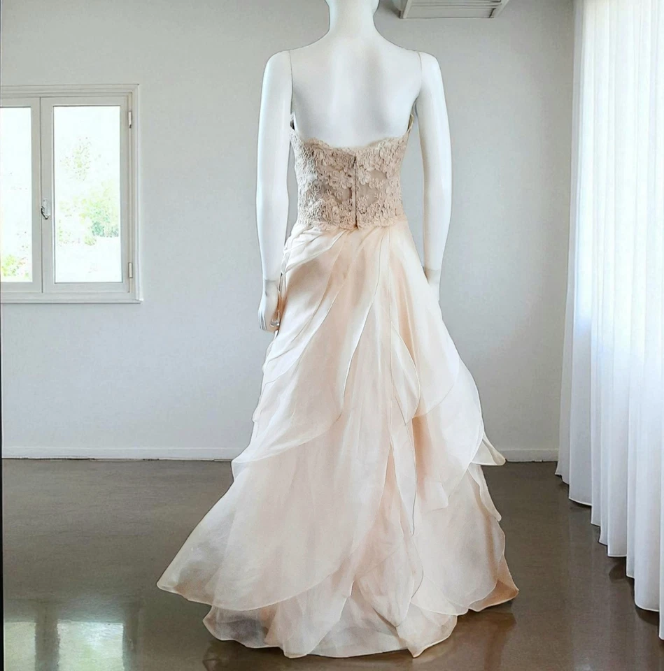 Vestido de novia REEM ACRA "She's In Love" sin tirantes de encaje seda organza en capas crudo 8 Foto 4 de 4