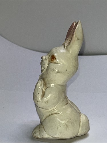 Statuina coniglietto vintage coniglietto gesso 3 1/2” H anni 40 occhi rosa naso orecchie - Foto 5 di 9