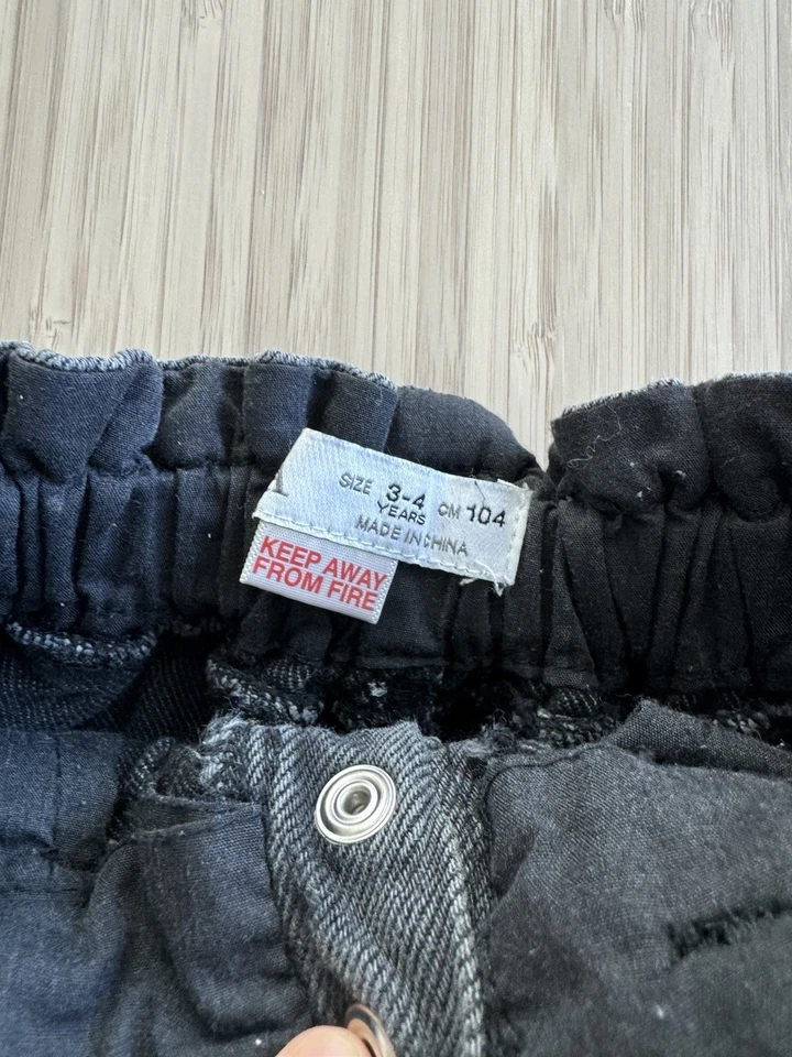 Falda vaquera negra 3T de Zara para niña pequeña Foto 2 de 3