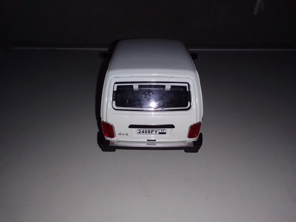 LADA NIVA Russische Modellauto 1:24 mit Licht und Sound . Neu - Bild 4 von 4