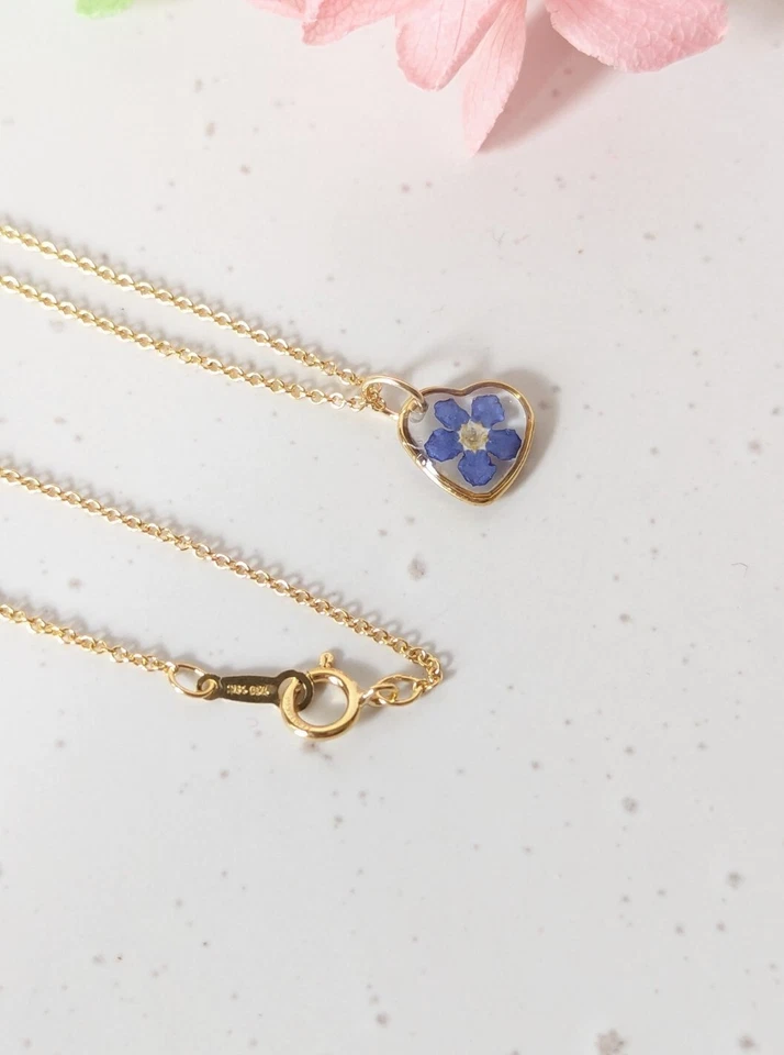 Collar colgante flor prensada hecho a mano relleno de oro de 14k Forget Me Not Resina  Foto 4 de 4