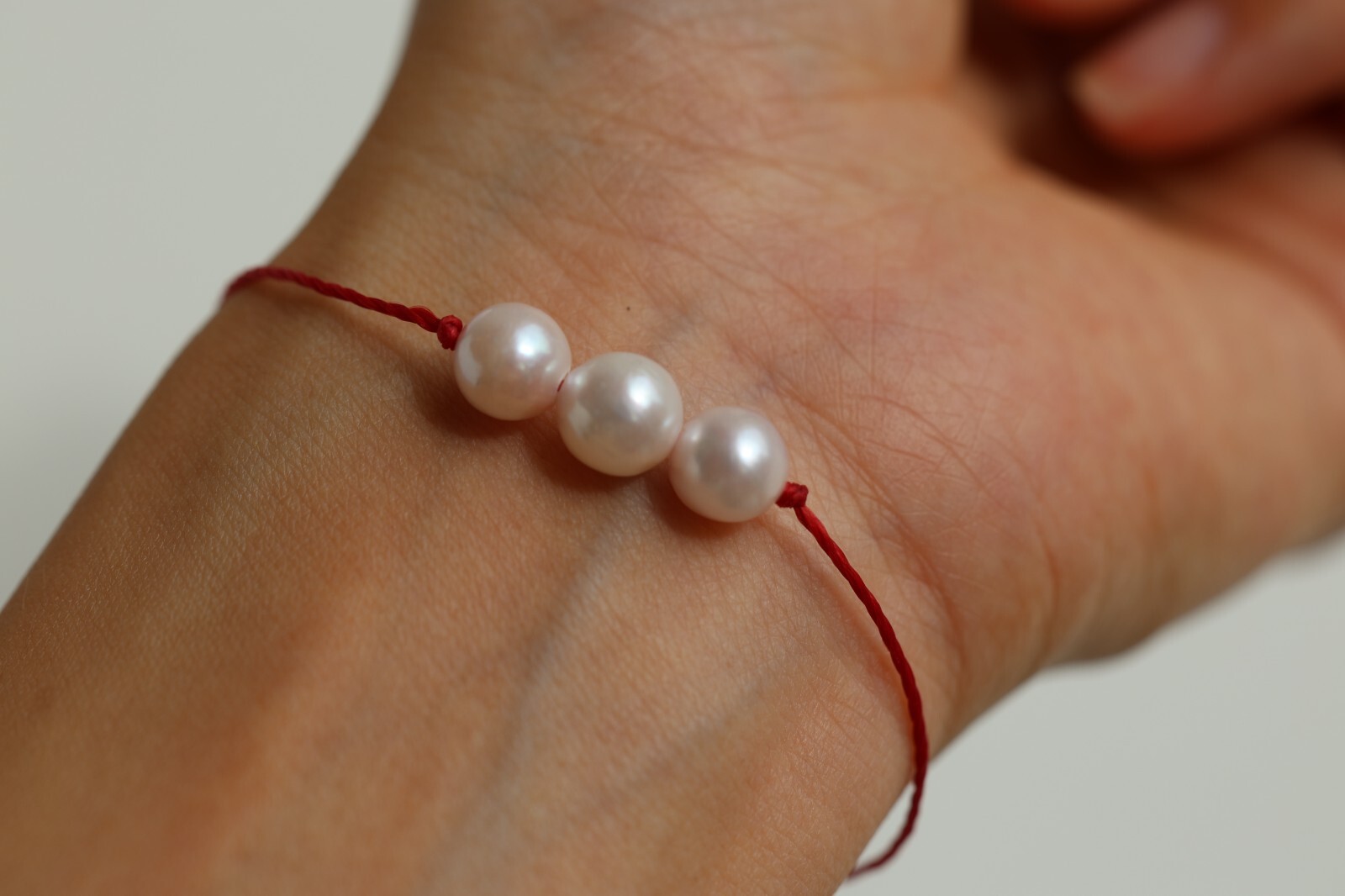 Bracelet fil rouge Akoya en argent 18cm : fini les fils usés