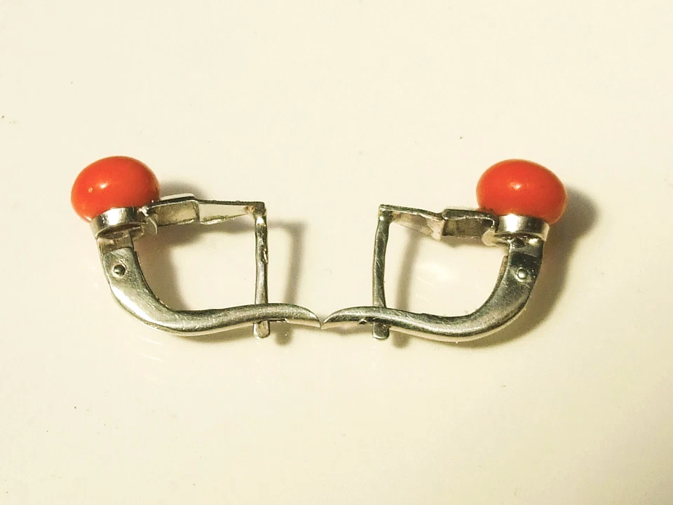 BELLES BOUCLES D'OREILLES DORMEUSES ANCIENNES en OR BLANC 18K avec CORAIL 6mm - Photo 4/4