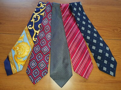  5 Ties Ties Signed Gianni Versace, Hermes, Valentino, Giorgio Armani refDD
