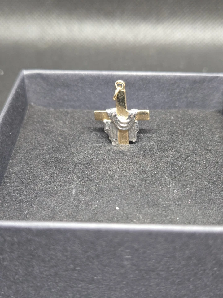 Двухцветный кулон-крест с драпированным дизайном из золота 14 карат религиозный амулет 1,7 г - Изображение 4 из 4