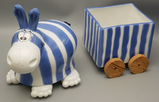 GOEBEL Adam & Ziege Figur ESEL ERNST-AUGUST mit Wagen blau-weiß gestreift /lesen