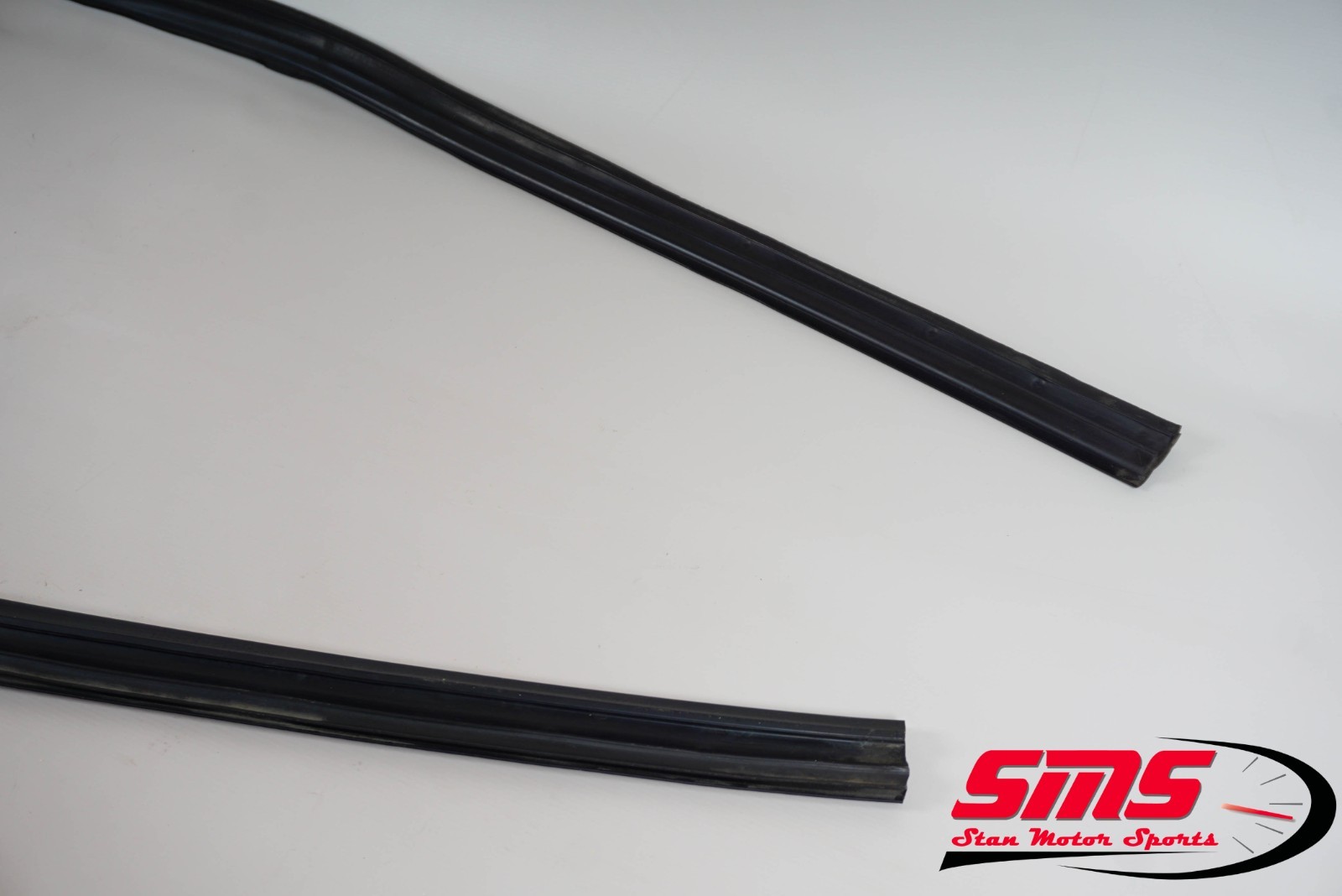 02-05 Maserati Spyder M138 4200 Convertible Soft Top Rear Rubber Seal OEM