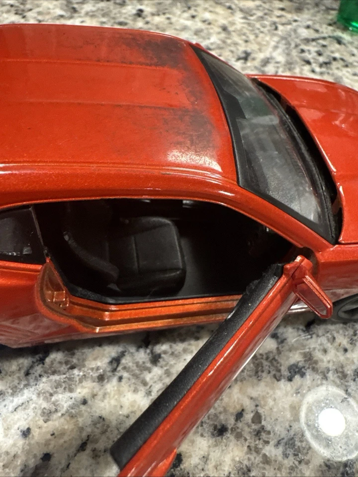 Chevrolet Camaro Maisto 2010 modelo diecast escala 1/24  Foto 2 de 4