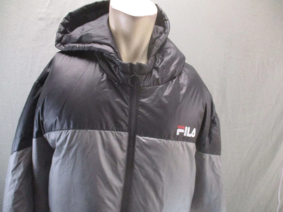 FILA Talla L Para Hombres Cremallera Completa Cuello Soporte Bolsillo Capucha Ligera Puffer Chaqueta 474 Foto 2 de 4
