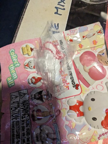 Hello Kitty and Friends Flat Keychain Team Pink Mystery Pack - Picture 13 of 13