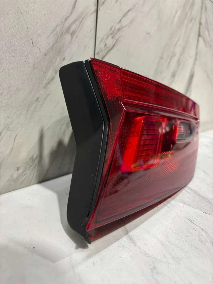 2018 2024 VOLKSWAGEN TIGUAN ВНУТРЕННИЙ ЗАДНИЙ ФОНАРЬ ОТ ОРИГИНАЛЬНОГО ПРОИЗВОДИТЕЛЯ ЛЕВЫЙ СВЕТОДИОДНЫЙ СО СТОРОНЫ ВОДИТЕЛЯ 5NN945093 - Изображение 3 из 4