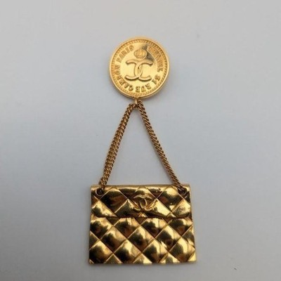 Chanel Brosche, Matelassé Taschenmotiv, Coco Mark, Gold Swing Coin, Early...