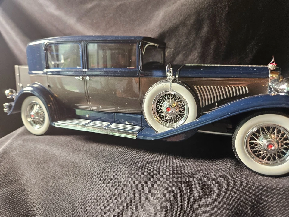 NEO 1934 Duesenberg Model J Willoughby Berline 1:18 Scale Inv. #4252 - Image 2 of 4