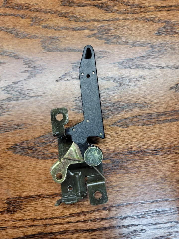 Черная ручка рычага освобождения багажника Mitsubishi Eclipse 2000-2005 годов выпуска X2 - Изображение 2 из 3