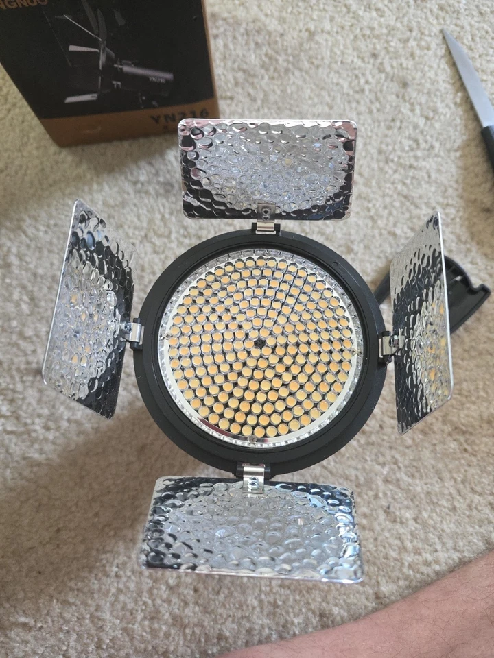 Luz de cámara YONGNUO YN-300IIIC 5500k para videocámara Canon Nikon Olympus Pentax Foto 2 de 4