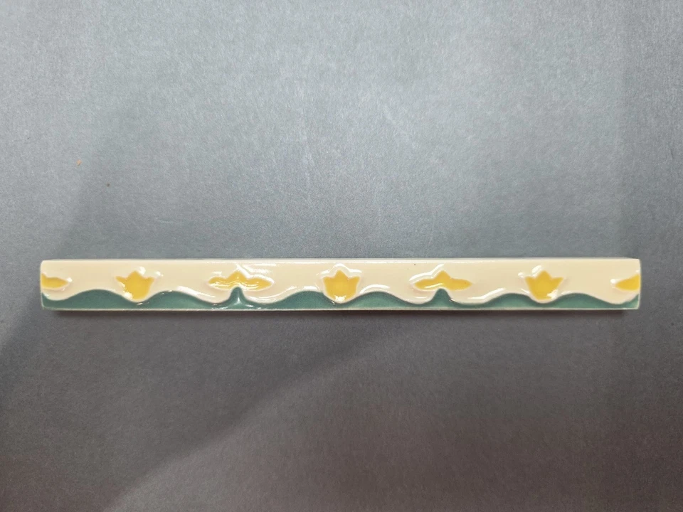 Azulejo de cerámica The Mosaic Tile Company años 20 verde menta/amarillo tulipán sobre blanco  Foto 2 de 3