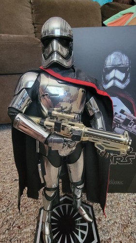 Hot Toys MMS328 1/6 First Order Captain Phasma Star Wars The Force Awakens - Picture 2 of 6