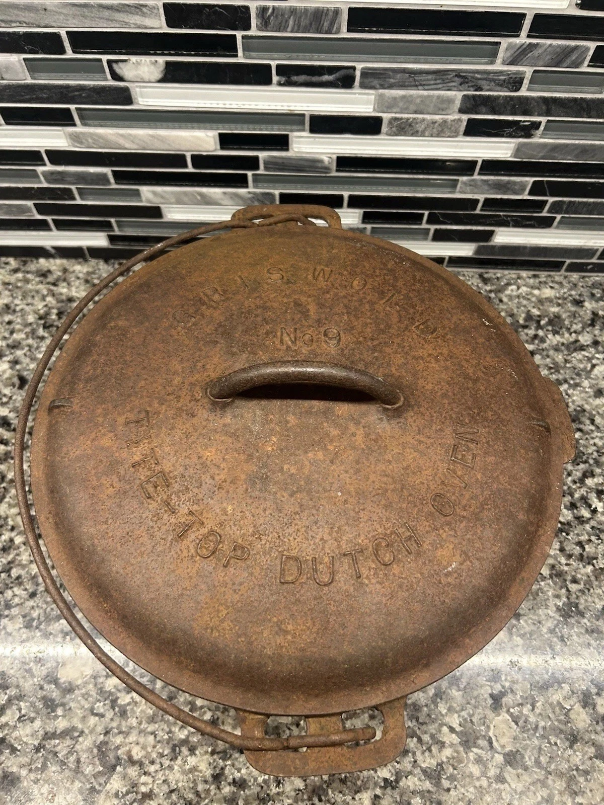 Vintage Griswold No. 9 Cast Iron Tite-Top Dutch Oven with Lid