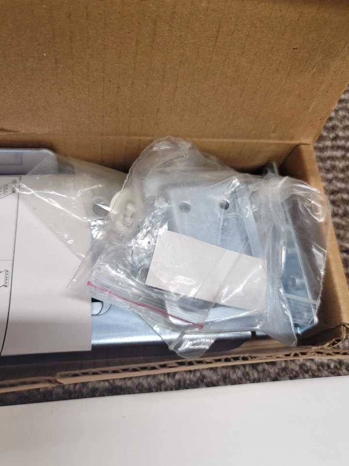 APC Surtrk2 Smart-UPS RT 19" Rail Tower Kit 3/5/7.5 10KVA NEW - Image 4 of 4