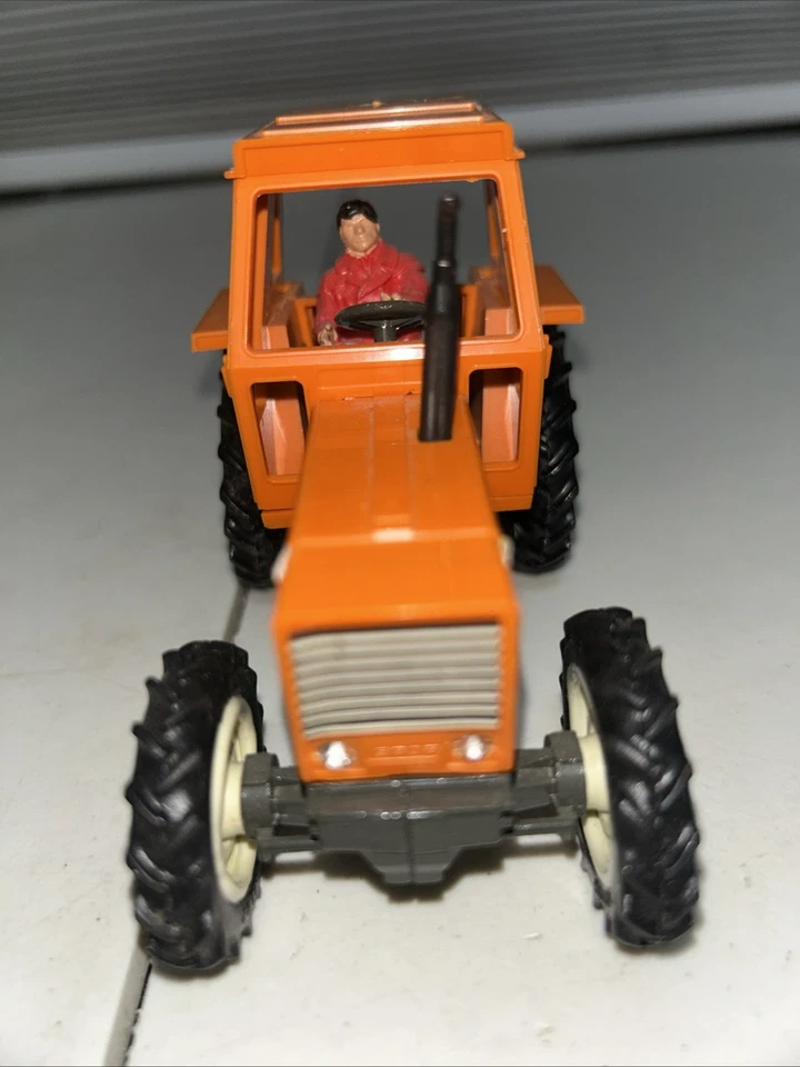 Vintage  Britains Fiat 880DT farm tractor toy, 1/32 Scale and driver figure - Image 2 of 4