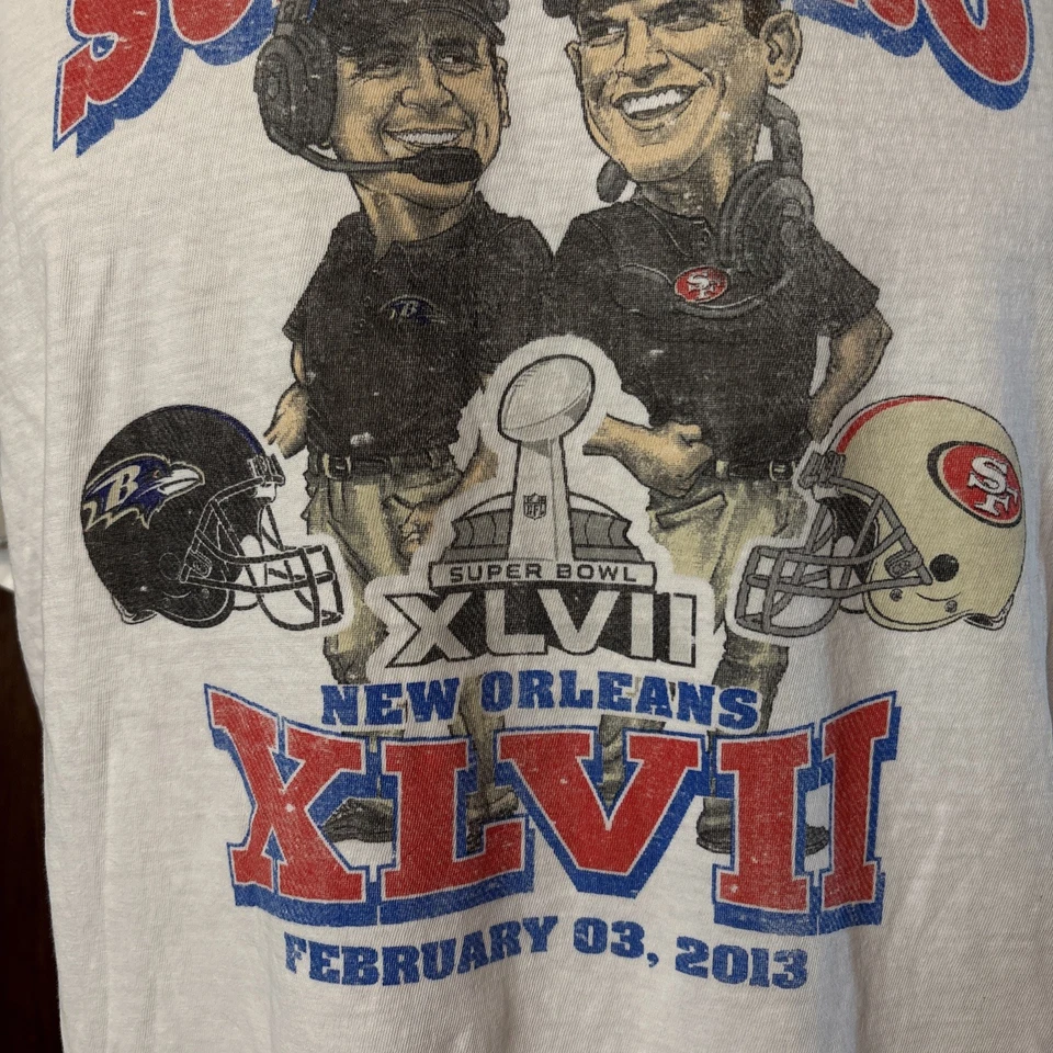Camisa John & Jim Harbaugh SUPER BRO Super Bowl XLVII '47 Blanca Dibujos Animados Talla Grande Foto 2 de 4