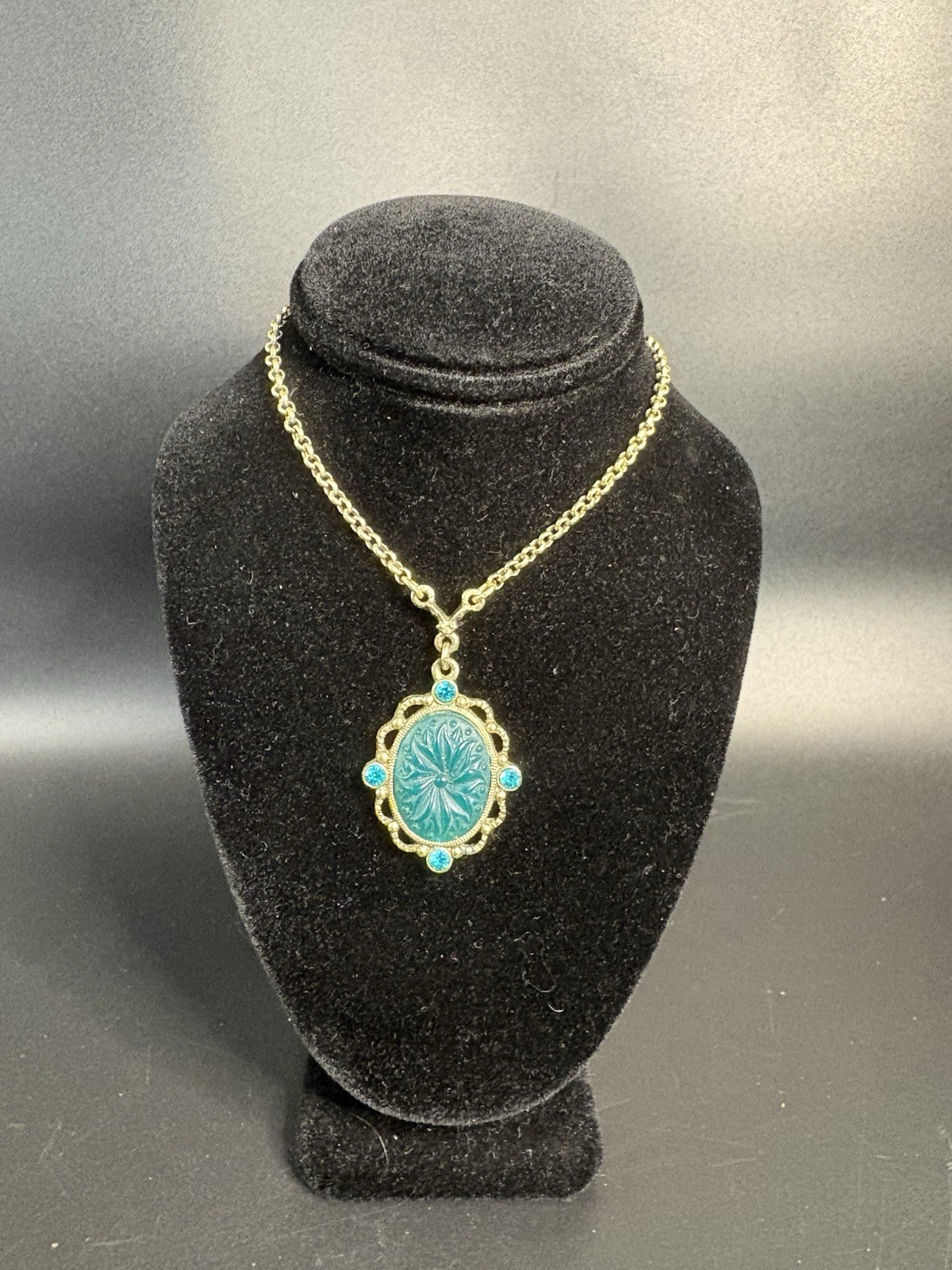 Vintage 1928 Jewelry Co Green Rhinestones Molded Glass Center Lavaliere Necklace