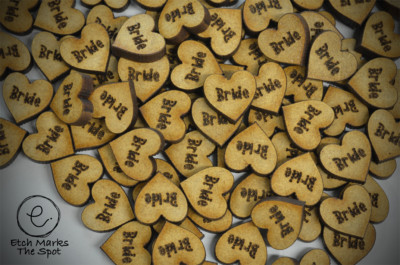 HOCHZEITSTISCH KONFETTI Dekorationen lasergeschnitten Holzherzen Tischstreuung