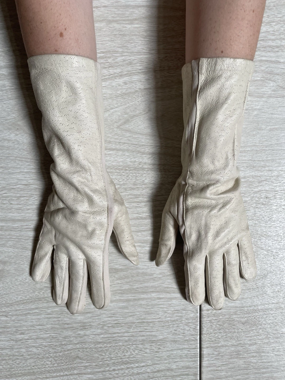 VTG Fownes Lastic Deerskin Leather Ivory Opera Length Gloves Sz B SEE DIM