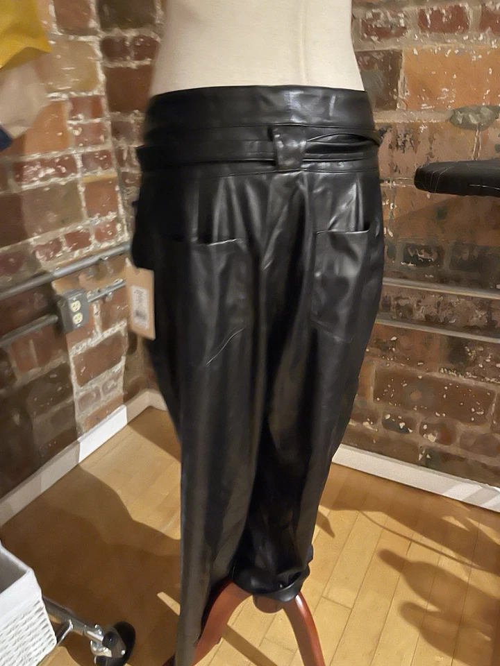 Calça Bailey 44 Feminina 6 Preta Couro Vegano Falso Cintura Alta Reta Carga Crop  - Imagem 3 de 4