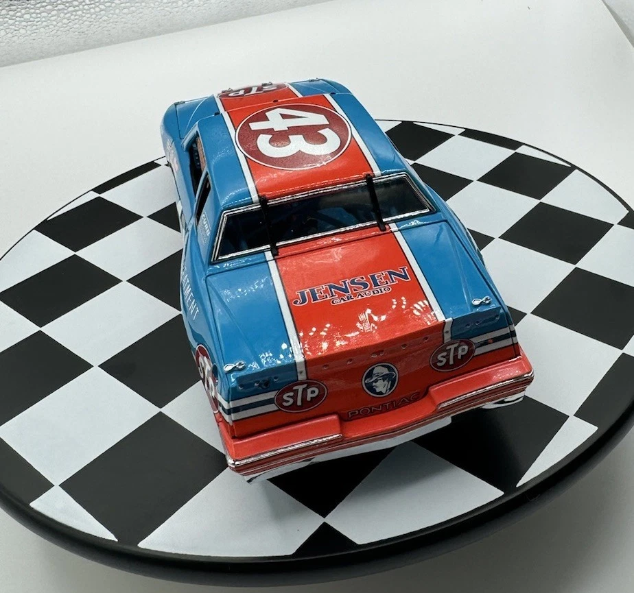 Franklin Mint 1:24 Richard Petty 1984 Pontiac Grand Prix 200 Wins Diecast NEW - Image 4 of 4