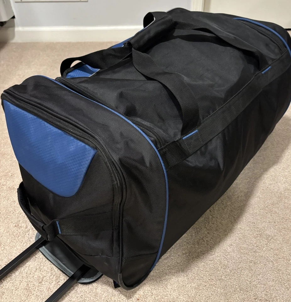 Bolsa de viagem Olympia U.S.A. 29" com rodas jumbo azul e preta - Imagem 4 de 4