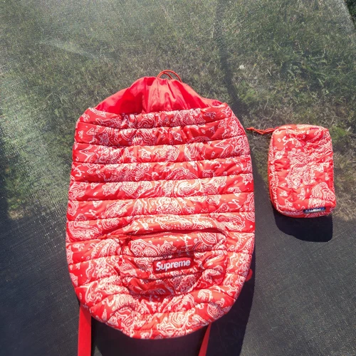 FW22 Supreme Sac à Dos Puffer Rouge Paisley Bag Résistant à l'eau