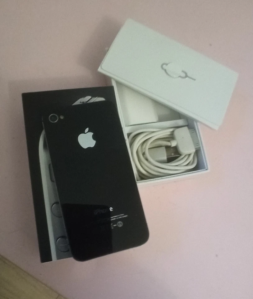 Apple iPhone 4s - 8 Go - blanc, photo 2 sur 3