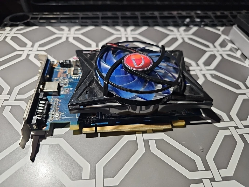 VisionTek VT 5670 Radeon HD 5670 1GB VGA DVI HDMI PCIe Video Graphics Card - Image 2 of 4