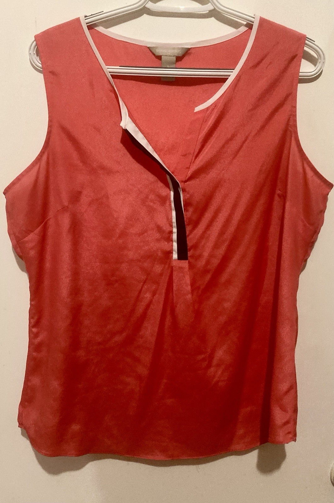 Banana Republic Women’s M Coral Satin V-Neck Sleeveless Tank Top Contrast Trim