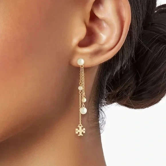 Pendientes colgantes Tory Burch Kira chapados en oro de 18 quilates y perlas de imitación Foto 2 de 4