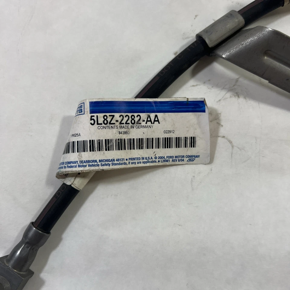 Manguera hidráulica de freno lateral derecho original Ford Escape 2005-2007 5L8Z2282AA Foto 3 de 4