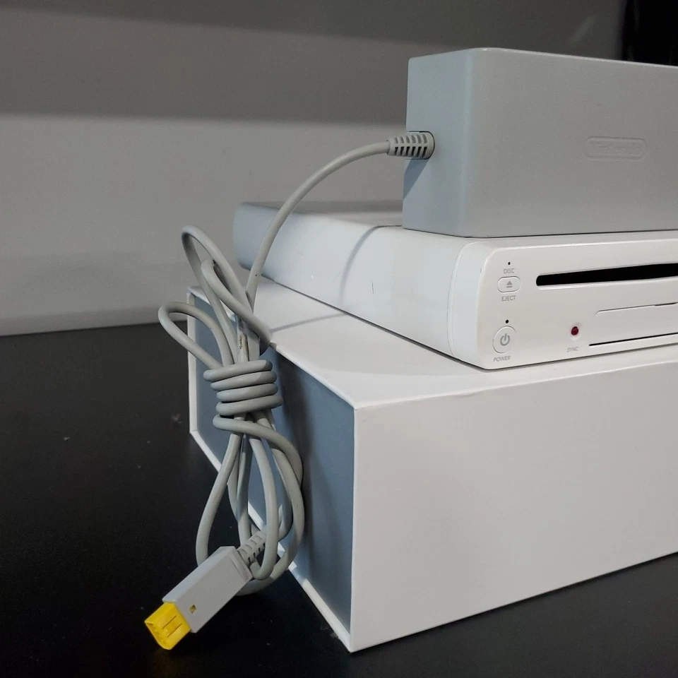 CONSOLA NINTENDO WII U 8GB WUP-001(02) BLANCA Y ADAPTADOR DE AC SOLAMENTE *PROBADO* Foto 4 de 4