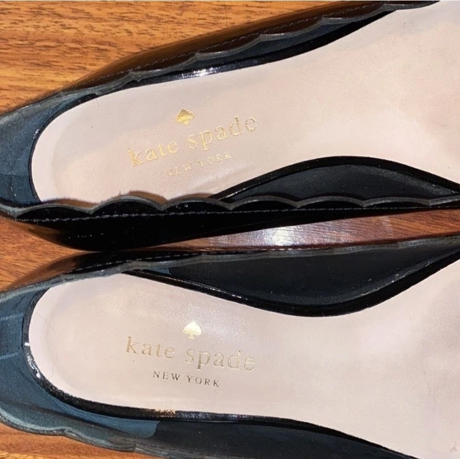 Sapatilhas femininas Kate Spade de couro envernizado recortado preto com laço tamanho 6.5 - Imagem 2 de 4