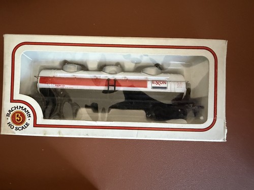 Coche cisterna Bachmann escala HO 42 pies 3 cúpulas EXXON 8047 | Condition: New
