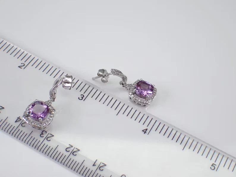 Pendientes colgantes/gotas con halo de amatista natural de corte cojín de 3 quilates enchapados en oro blanco de 14 quilates Foto 4 de 4