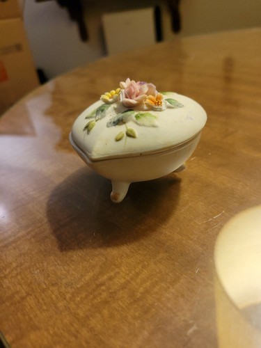 Lefton Ceramic Heart Shaped Footed Trinket Box - Picture 2 of 5