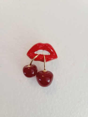 NWOT Red Lips Cherries Brooch Pin ~ Cherry Kiss Brooch Pin Gold Tone - Picture 5 of 7
