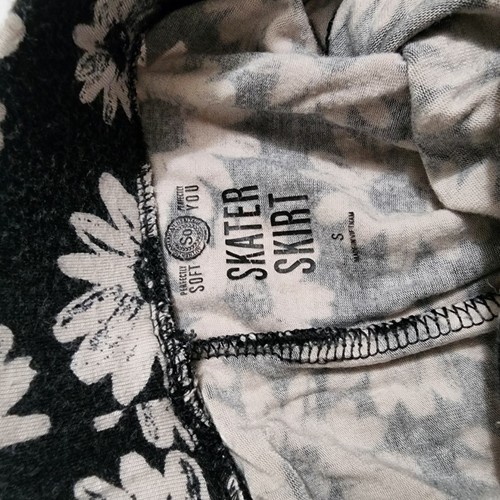 SO Skater Skirt Small Cute Flowy Black & White Daisy - Picture 4 of 5