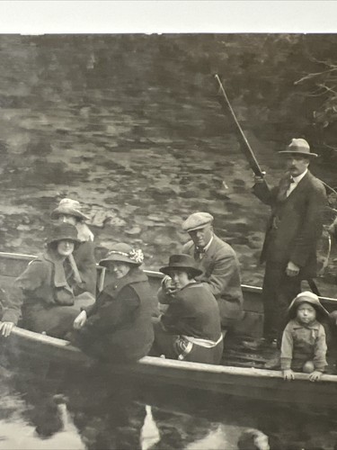 1920s 13 People wearing HATS in a ROWBOAT with Dog Photo Snapshot Vintage - Picture 10 of 13