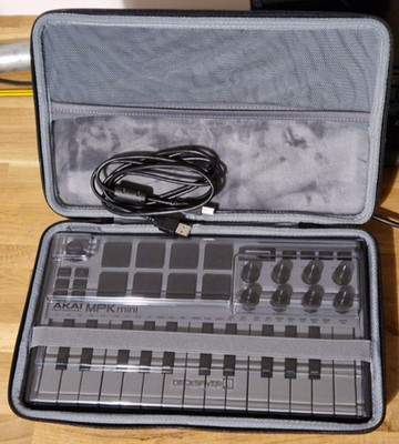 Akai Professional MPK Mini MK3 Special Grey 25-Tasten Midi Keyboard, Decksaver, Case
