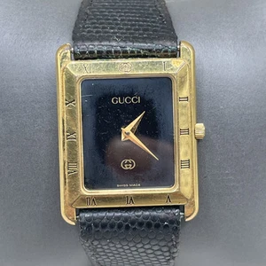 Montre homme Gucci 4200M. Boîtier 24 mm. Largeur de bande 15 mm. Batterie neuve.