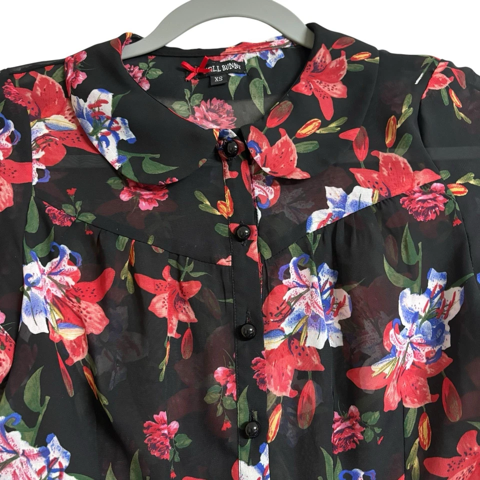 Blusa Top Hell Bunny Talla Extra Pequeña Negra Estampado Floral Manga Corta Abotonada Foto 2 de 4